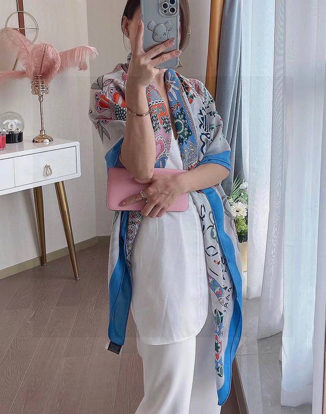 Hermes ~ A must-have for autumn and winter: a top-quality double-sided, same-co