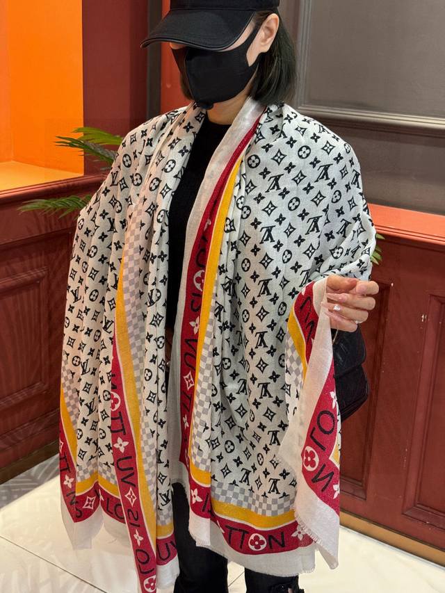 A luminous and shiny silver cashmere long scarf, identical to those in boutique