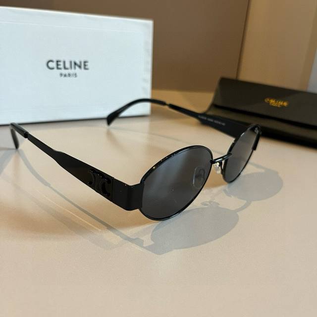Lisa's style - Celine retro small round frame sunglasses. Celine's "Ultraman" Ar