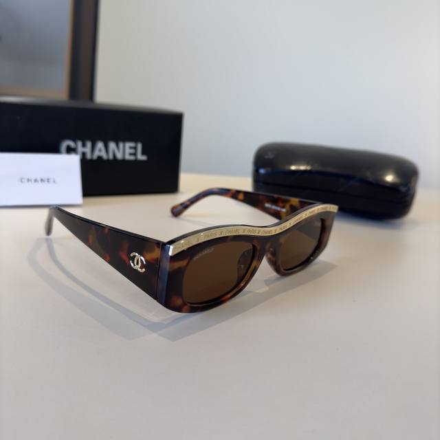 Chanel elegant sunglasses, a must-have for driving and sun protection DDD