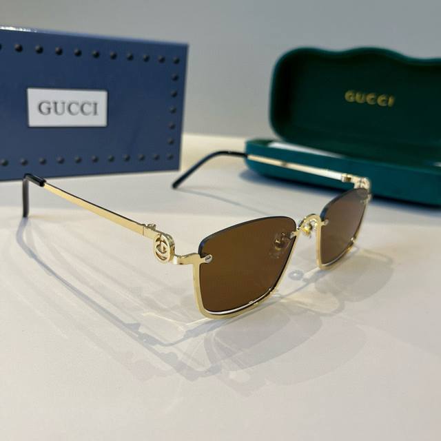 Gucci, a world-class master craftsman. High-end, trendy, versatile, and stylish