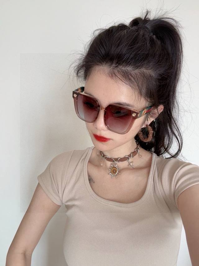 Gucci 2025 Spring New Trendy Square Frame Sunglasses, High Quality, Comfortable