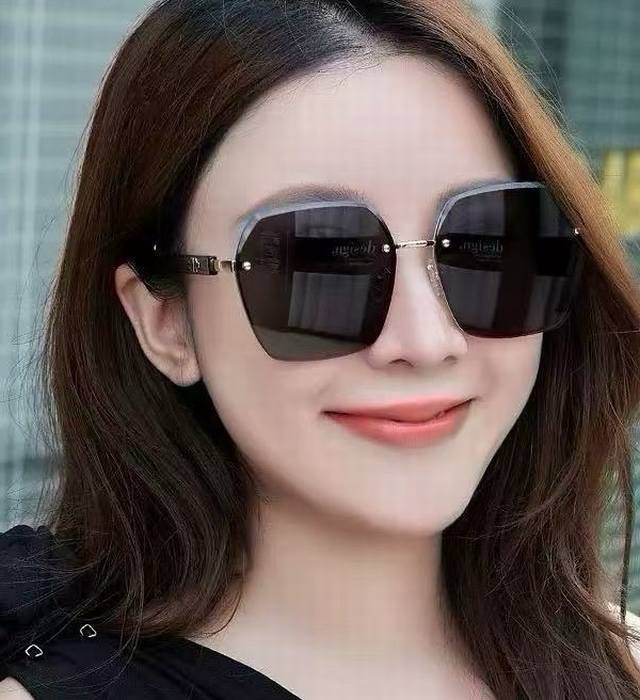 Nylon polarized Hermes frameless sunglasses. Square frame design, flattering fo