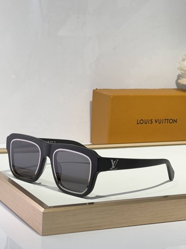 Louis Vuitto* Legacy Round Sunglasses Protruding metal bezel with classic acetat