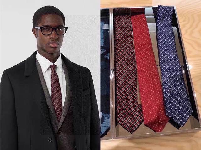 Comes with packaging, Burberry tie shipped simultaneously with boutiques! A rar