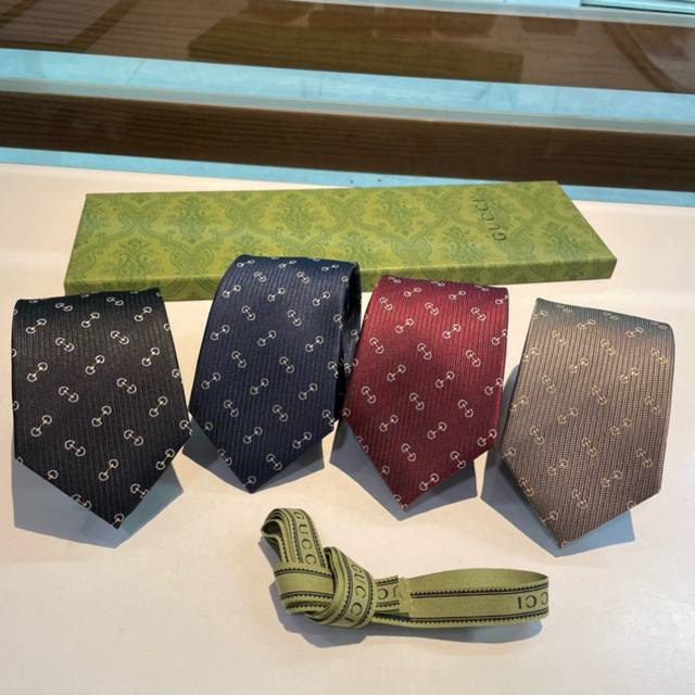 New men's tie from G brand boutique. A rare choice featuring the classic small