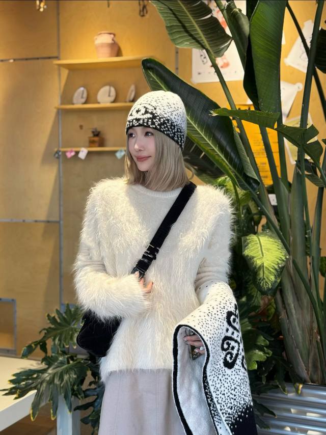 Scarves and hats can be selected individually New Arrival! Chanel Gradient Color