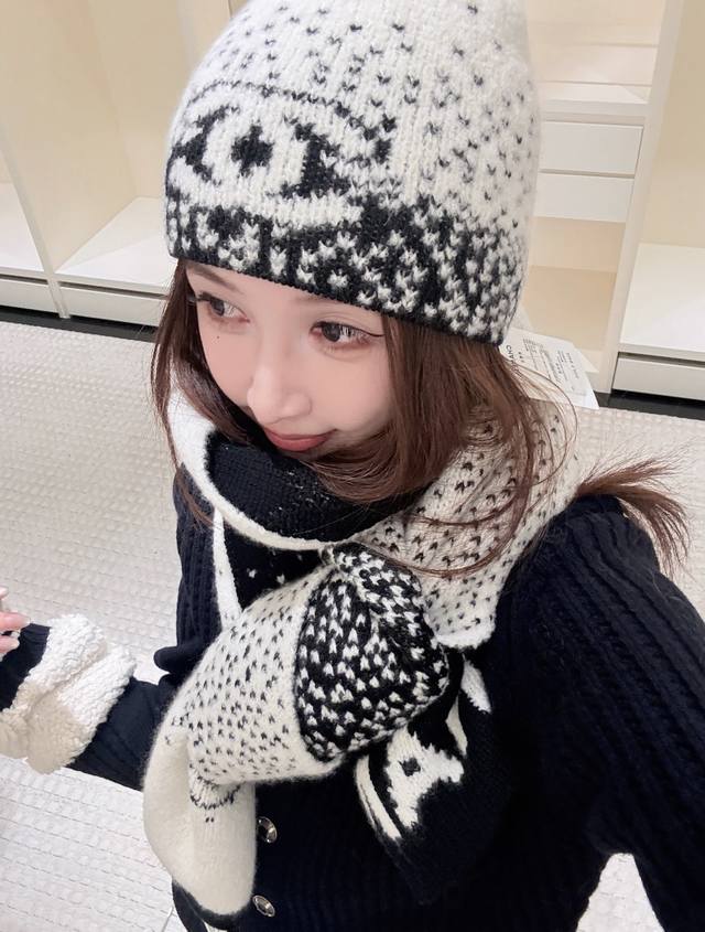 Scarves and hats can be selected individually New Arrival! Chanel Gradient Color