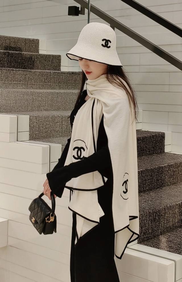 High-Quality Classic Silk Cashmere Shawl in White Instantly recognizable with i