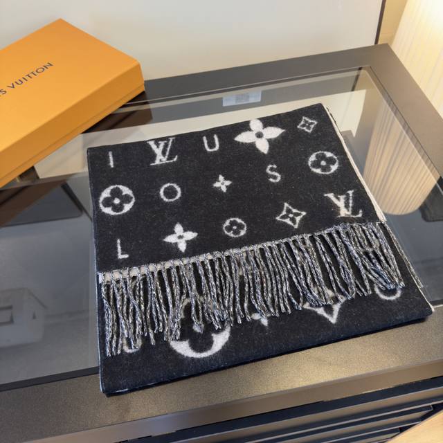 Lv Reykjavik 2.0 scarf is made of soft cashmere featuring the Monogram floral pa
