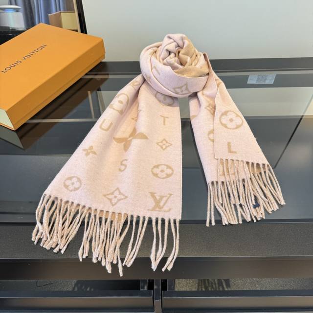 Reykjavik 2.0 scarf is made of soft cashmere featuring the Monogram floral patte