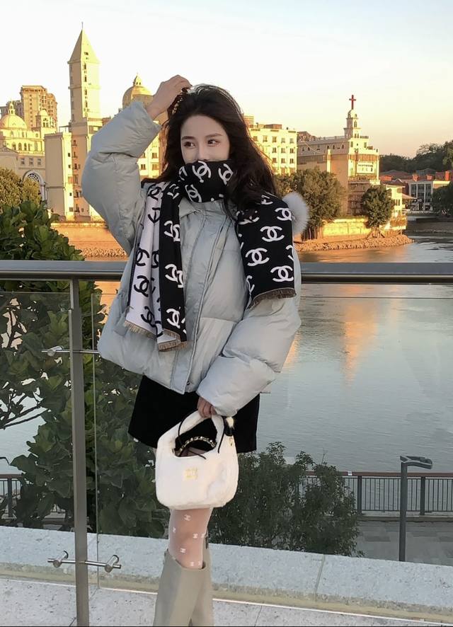 Chanel's new black color scheme is truly an unbeatable classic. It's not a tack