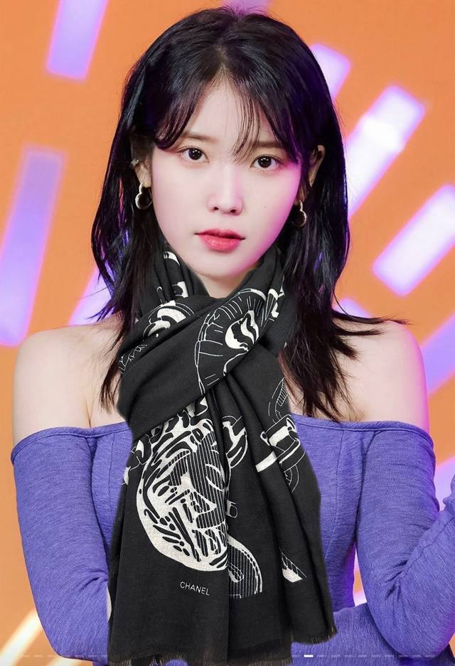 2610 This is the latest Chanel cashmere long scarf, truly amazing! The actual pr