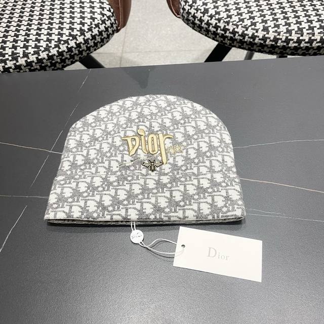 Dior, a trendy, Korean-style lazy-person's hat with a large head circumference,