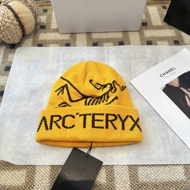 A super popular Arc'teryx knit hat A must-have for fashionistas DDD