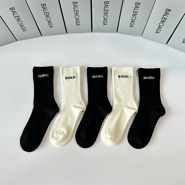 Special packaging from the boutique! Balenciaga new mid-length slouch socks! Fiv