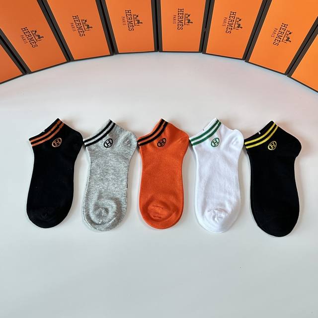 Special packaging from the boutique! Hermes new mid-length slouch socks! Five pa