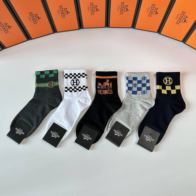 Special packaging from the boutique! Hermes new mid-length slouch socks! Five pa