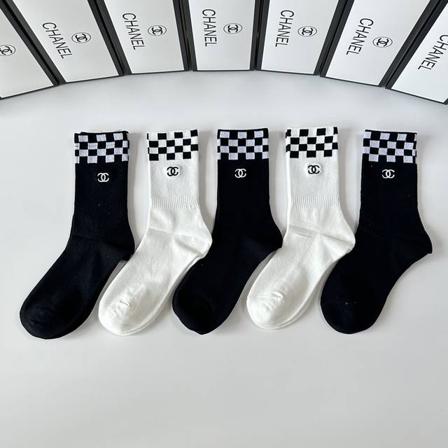 Special boutique packaging Chanel new embroidered mid-length slouch socks! One b