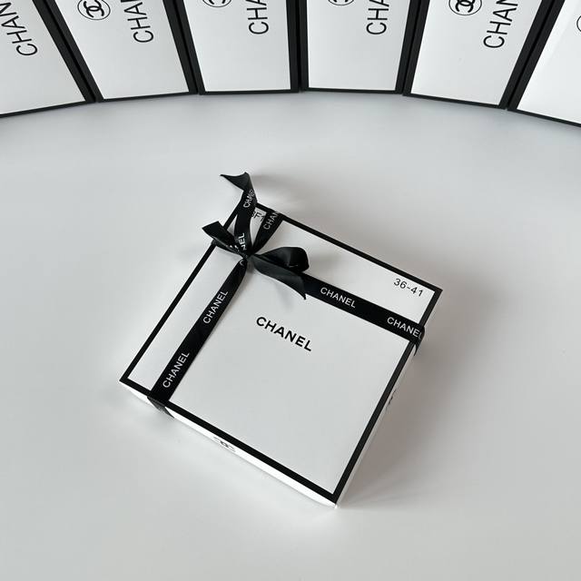 Special boutique packaging Chanel new gift box set of mid-length slouch socks! O