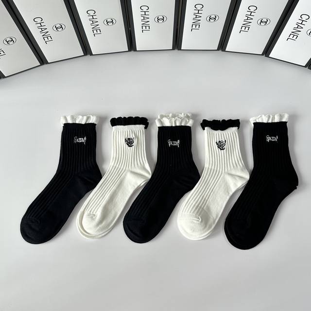 Special Packaging Chanel New Camellia Embroidery Mid-Length Slouch Socks! Five p