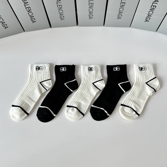 Special packaging from boutiques! Balenciaga new embroidered mid-calf socks/slou