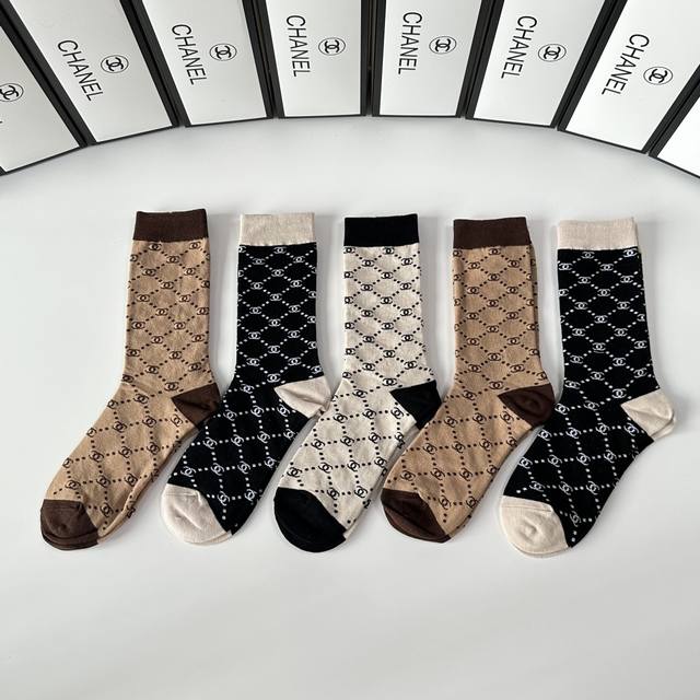 Special boutique packaging Chanel's new mid-length slouch socks! Five pairs per