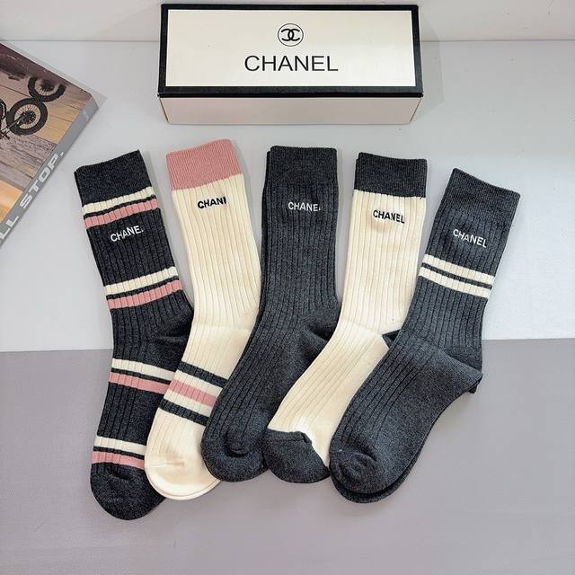 Comes with packaging, 5 pairs per box. Chanel new embroidered double-needle kne