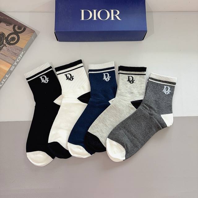 Box of 5 pairs includes packaging. Dior new letter men's mid-calf socks! Hot-se