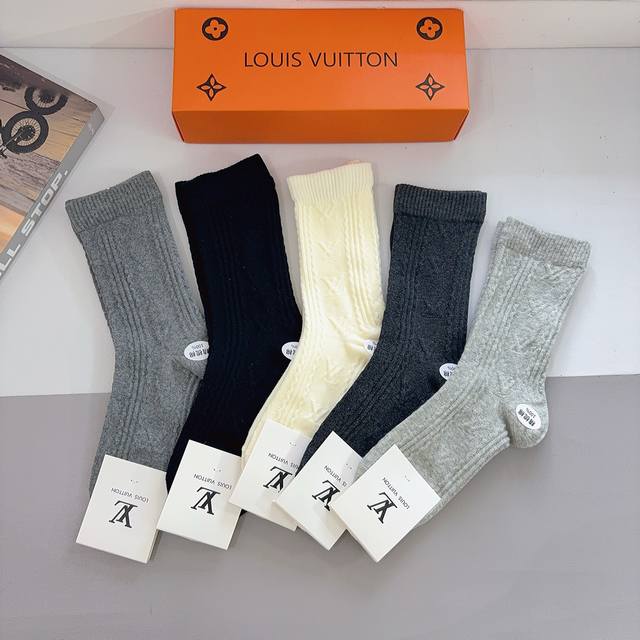 Packaged with 5 pairs of Louis Vuitton stockings. New style, combed cotton, sup