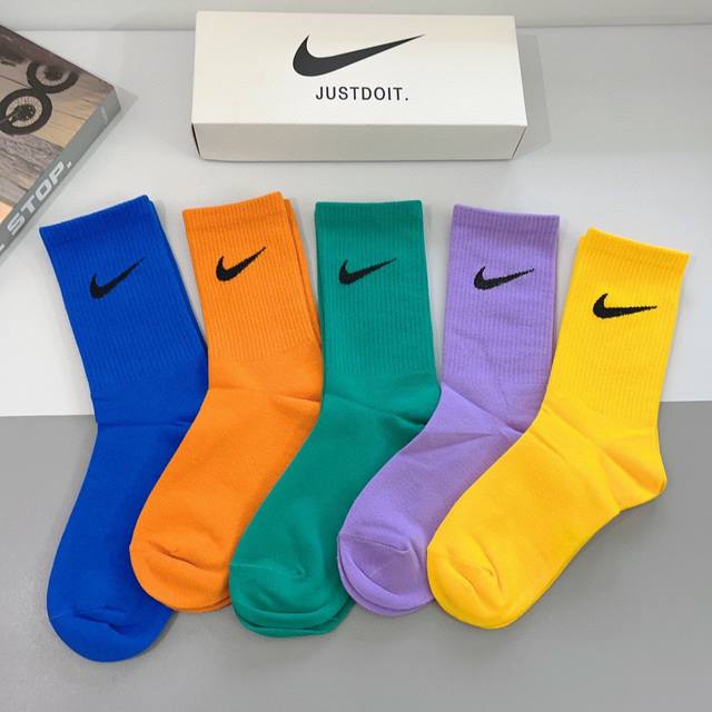 Packaged with 5 pairs of Nike classic style socks, high-quality antibacterial,