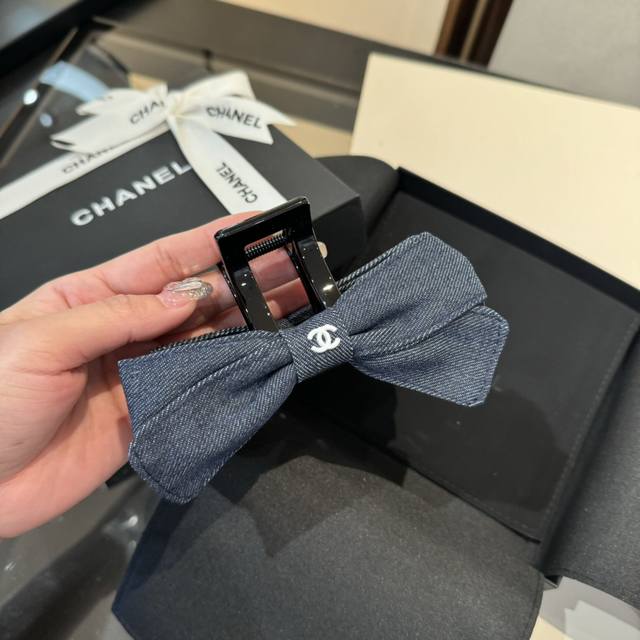 Chanel hair clip DDD