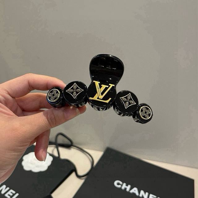 Lv Louis Vuitton hair clip DDD