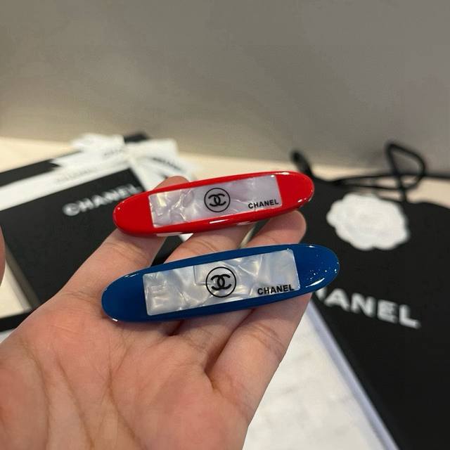 Single Chanel hair clip DDD