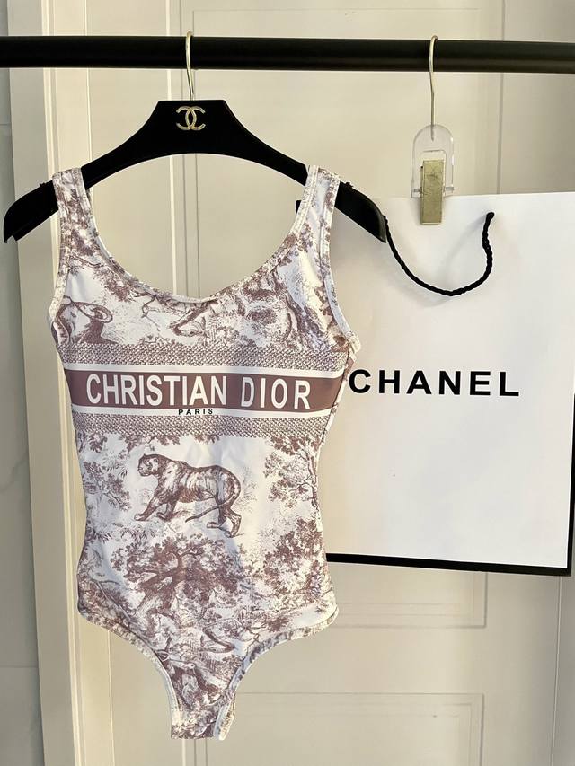 Dior swimsuit, simple and stylish, suitable for various occasions