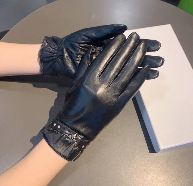 2025 New Exclusive First Release Touchscreen Gloves Prada Gloves Original Qualit