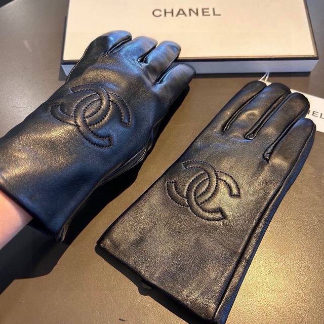 Chanel 2025 Fall/Winter Motorcycle Gloves with the Big Double C logo are gorgeou