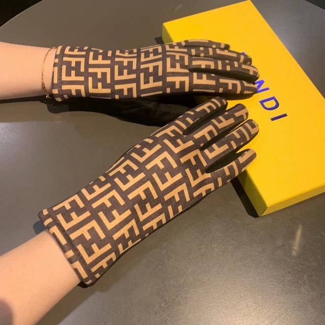 Fendi 2025 Fall/Winter Cashmere Gloves - Worth comparing with similar styles, b