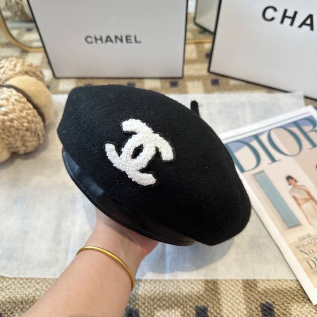 Chanel 's new wool beret, featuring an elegant and simple logo, a Chanel-inspire