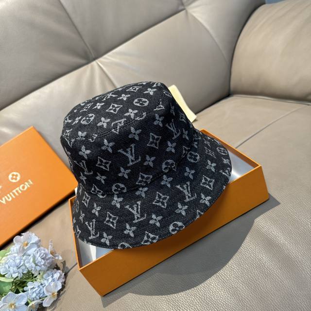 Comes with a packaging bag. LV classic style original single-piece fisherman's