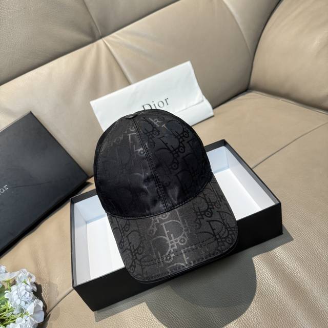 Comes with box and tote bag. New Dior baseball cap, original Dior monogram, ful