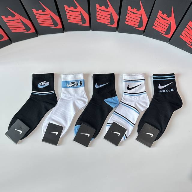 Special packaging for Nike's new mid-length slouch socks! Five pairs per box, sa