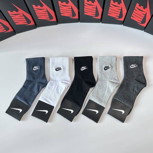 Special packaging for Nike's new embroidered mid-length slouch socks! Five pairs