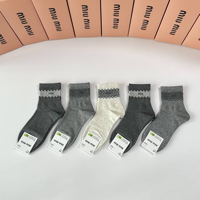 Special packaging from official stores! Miu Miu's new mid-length slouch socks! F