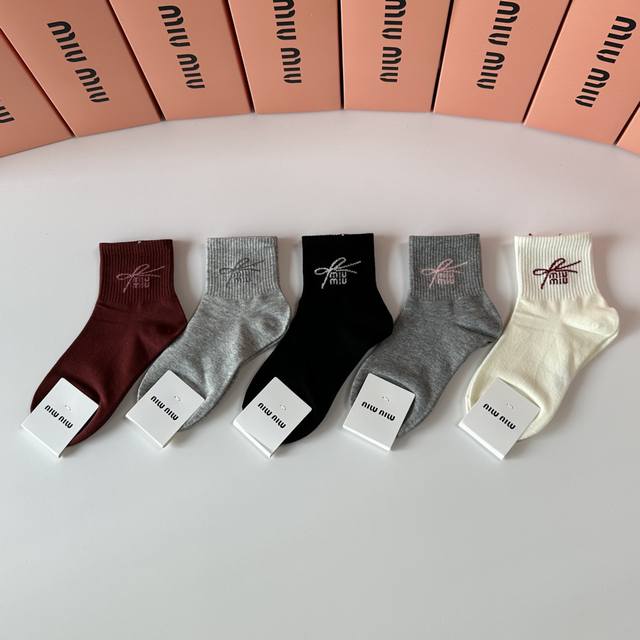Special packaging from the boutique! Miu Miu's new mid-length slouch socks! Five