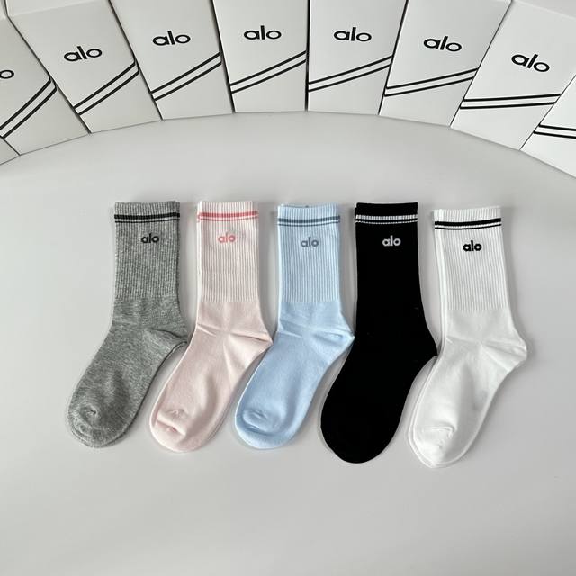 Special packaging Alo New mid-length slouch socks! Five pairs per box, same styl