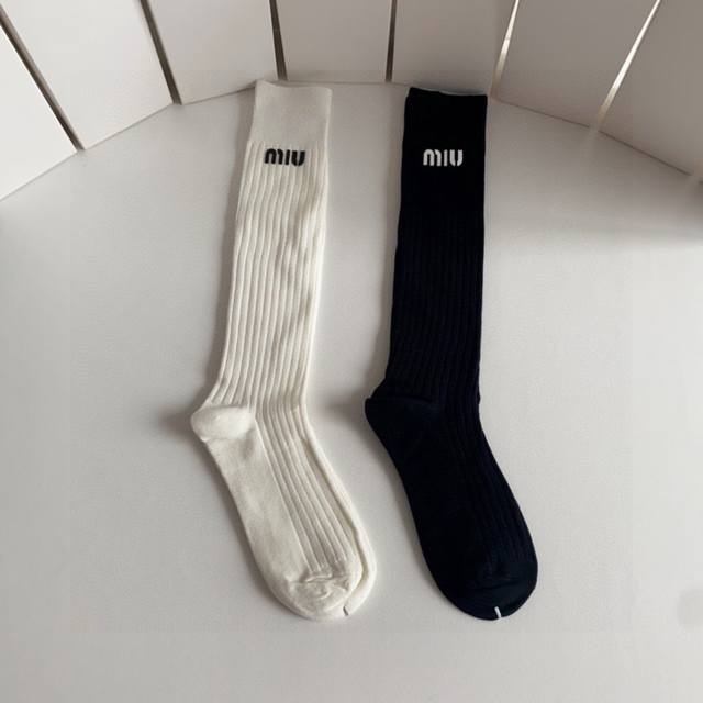 Special Packaging Miu Miu's hottest new arrival, luxurious knee-high calf socks!
