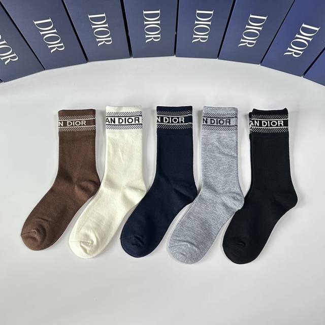 Special packaging from the boutique! Dior's new cashmere mid-length slouch socks