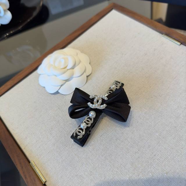 Chanel hair clip DDD