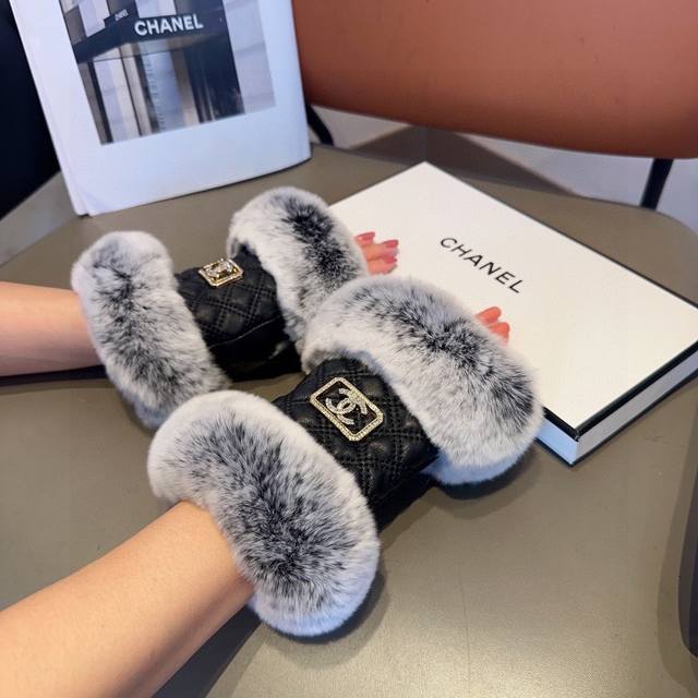 Chanel Fall/Winter Short Rabbit Fur Gloves - Worth comparing with similar style